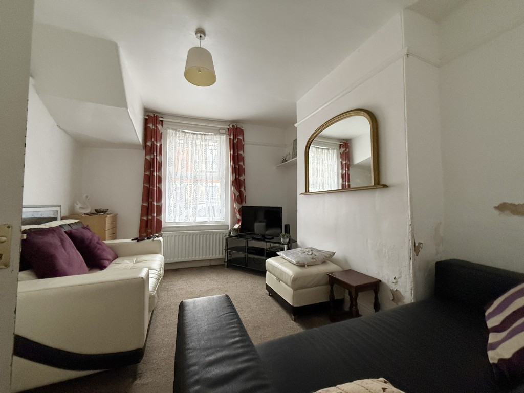 Lot: 176 - THREE-BEDROOM HOUSE REQUIRING IMPROVEMENT - Sitting room